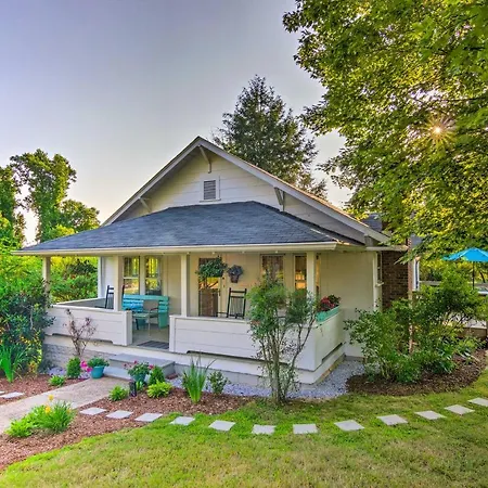 Restored Mars Hill Home On 1 Acre Walk To Town!